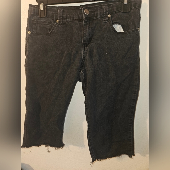 Forever 21 Womans Black Bermuda Shorts Size 27 - Picture 1 of 10